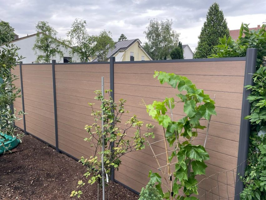 Brauner Gartenzaun mit modernem Design