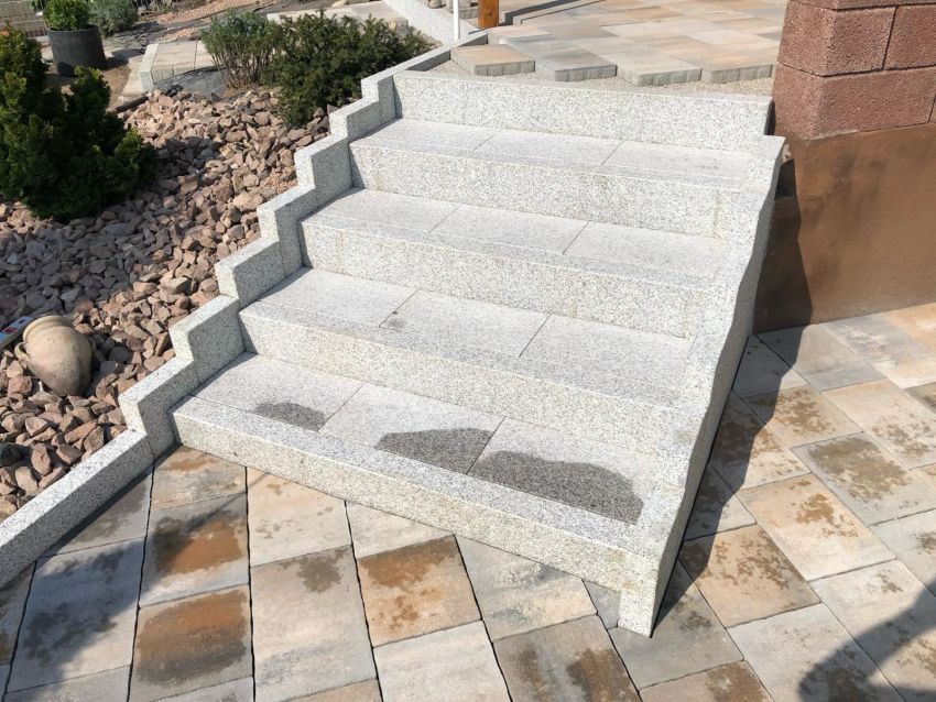Hellgraue Treppe im Außenbereich und Garten