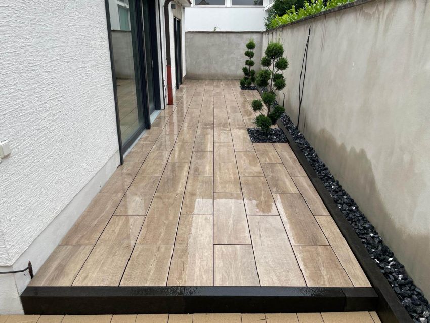 Nasse Pflastersteine auf der Terrasse bei Regenwetter
