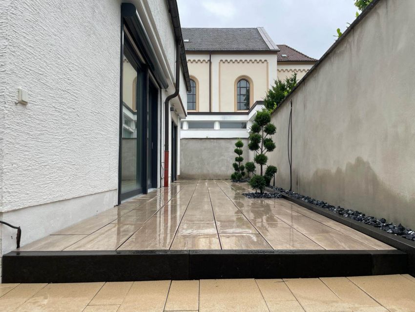 Pflastersteine auf der Terrasse bei Regenwetter