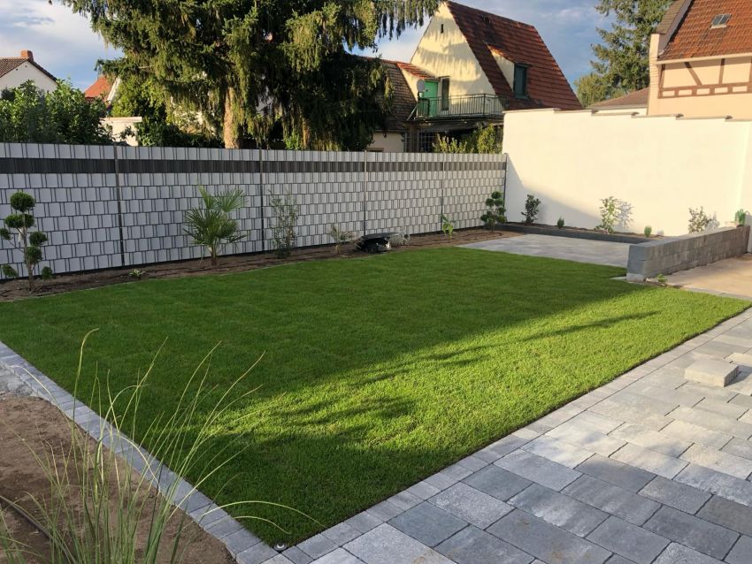 Heller Gartenzaun im Außenbereich